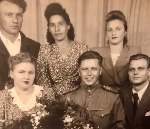 Отец Татьяны Борщ (в центре в форме) с родственниками после демобилизации Отец Татьяны Борщ (в центре в форме) с родственниками после демобилизации