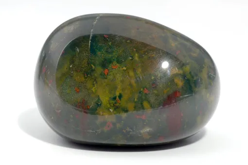 Гелиотроп называют «кровавым камнем» из-за его характерных красных пятен. Гелиотроп называют «кровавым камнем» из-за его характерных красных пятен.