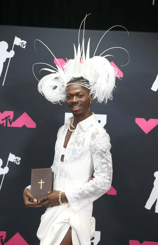 Эпатаж — второе имя исполнителя Lil Nas X. С его приходом на поп-сцену все поняли: этот знаменитый мужчина-Овен способен задать жару своими провокационными выходками Lil Nas X