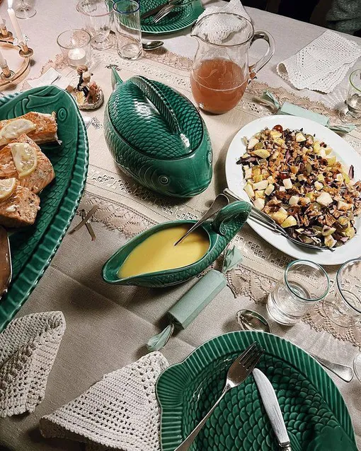 Встречая год Зеленой Деревянной Змеи, декорируйте стол в мягких зеленых, коричневых и бежевых оттенках Как накрыть стол и что приготовить на новый год 2025