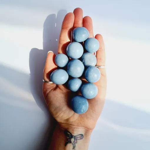 Ангелит — очень мягкий камень, который легко поцарапать Ангелит — очень мягкий камень, который легко поцарапать