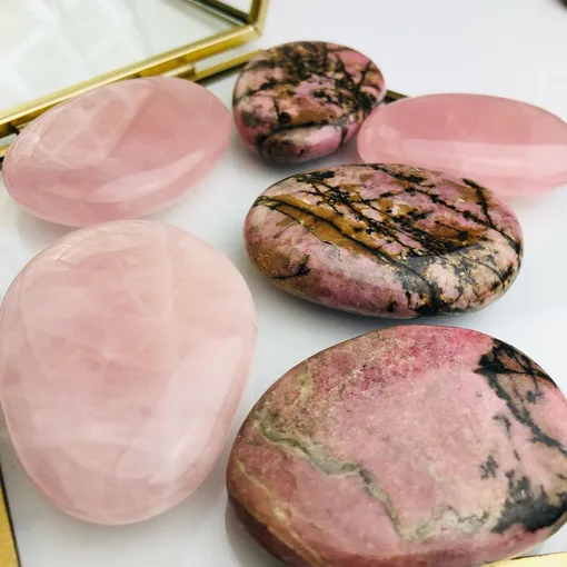 Родонит бывает разных оттенков