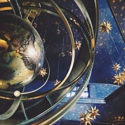 Женщина с Меркурием в Близнецах умна, любознательна и сообразительна