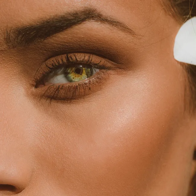 Умеют читать людей и не только: какие необычные способности приписывают обладателям болотного цвета глаз