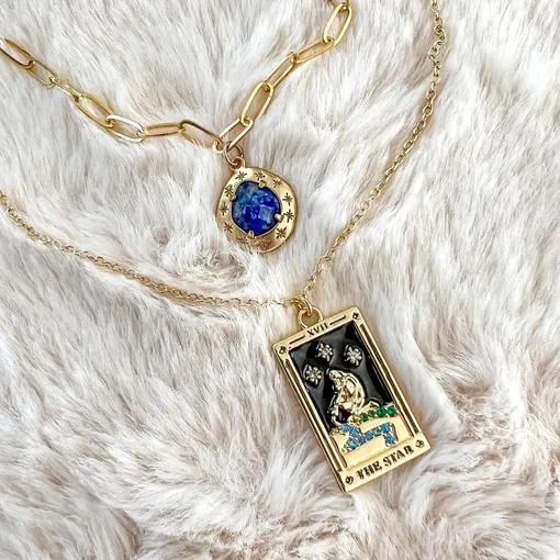 Содалит прекрасно сочетается с другими кристаллами стихии Воды