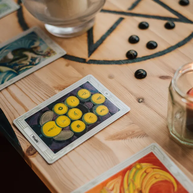 Карты в руки: какие дни Лунного календаря благоприятны для гадания на Таро