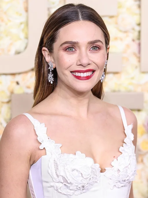 Элизабет Олсен не раз рассказывала в интервью, что в течение одного семестра училась по обмену в России, в школе-студии МХАТ. Здесь ей удалось овладеть азами русского языка Элизабет Олсен