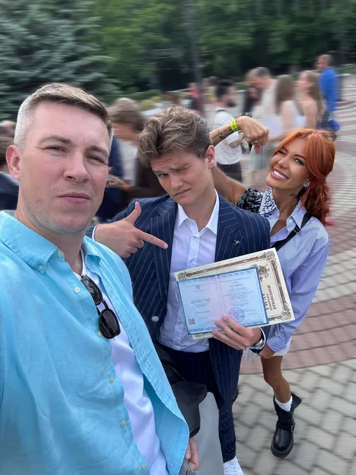 Николь Кузнецова и Александр Садоков с сыном Егором Ладьиным в 2025 году Николь Кузнецова и Александр Садоков с сыном Егором Ладьиным в 2025 году