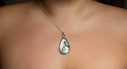 Украшение с моховым агатом Украшение с моховым агатом