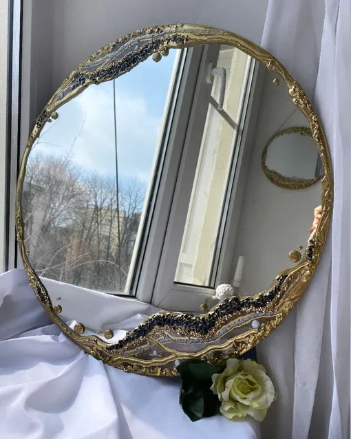 Зеркала всегда ассоциировались с потусторонним миром Зеркала всегда ассоциировались с потусторонним миром