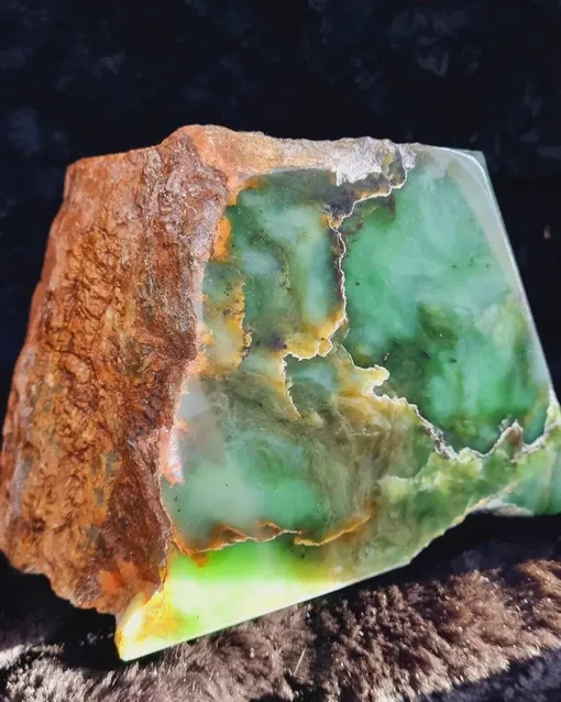 Поверхность настоящего нефрита или жадеита всегда украшают замысловатые прожилки и нити Нефрит