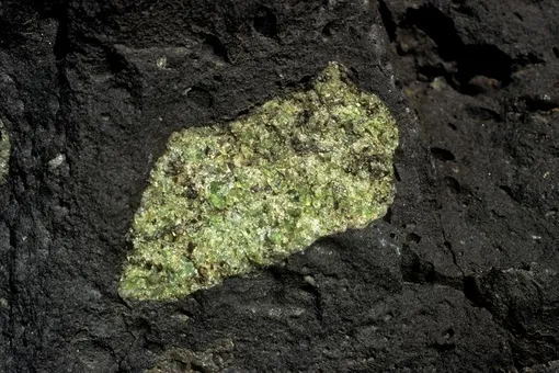 Месторождения хризолита находят в холмистых областях. Месторождения хризолита находят в холмистых областях.