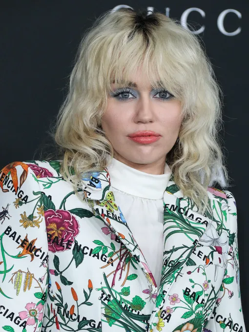 Актриса и певица Майли Сайрус родилась под знаком Стрельца, и можно с уверенностью сказать, что ей присущ тот самый оптимизм, приписываемый Стрельцам: даже развод она сумела обернуть себе на пользу, написав по его следам песню, которая принесла ей главную музыкальную награду Майли Сайрус