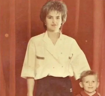 Елена Голунова в молодости со старшим сыном Елена Голунова в молодости со старшим сыном