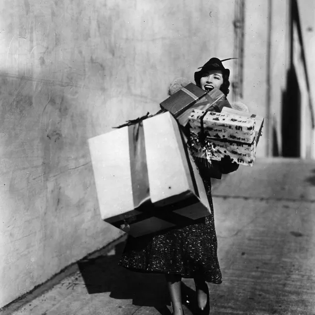 Поездка в Диснейленд для Рыб, набор кастрюль для Дев: выбираем новогодние подарки по знакам зодиака