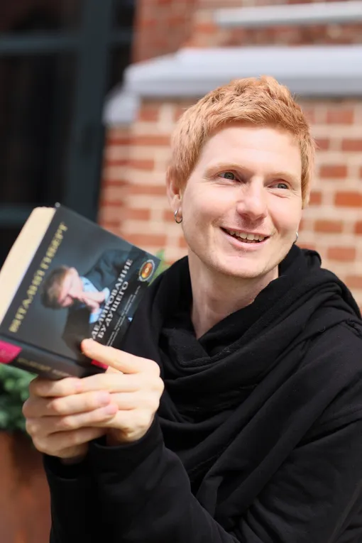 Виталий Гиберт со своей книгой «Моделирование будущего»