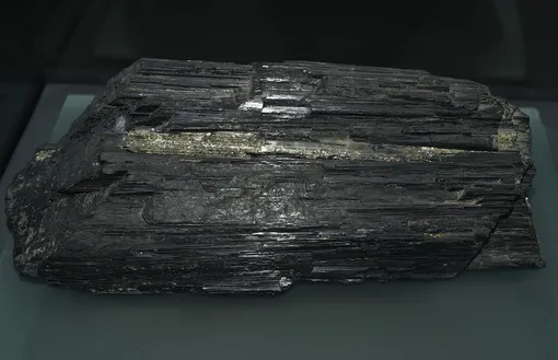 Черный турмалин добывается в США, Пакистане, Бразилии, Великобритании, России и других странах Черный турмалин добывается в США, Пакистане, Бразилии, Великобритании, России и других странах