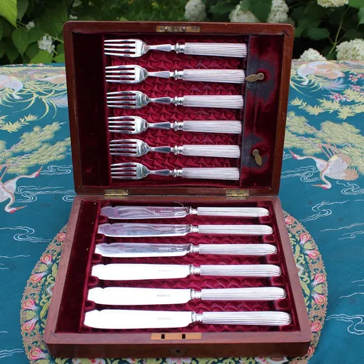 Дарить ножи и вилки крайне нежелательно Дарить ножи и вилки крайне нежелательно