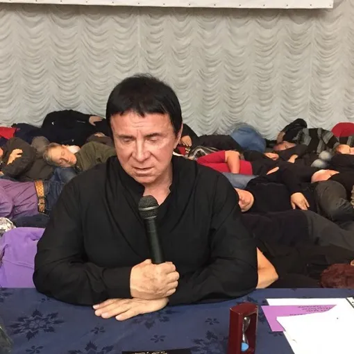 Анатолий Кашпировский на одном из сеансов, с уснувшими зрителями Анатолий Кашпировский на одном из сеансов, с уснувшими зрителями