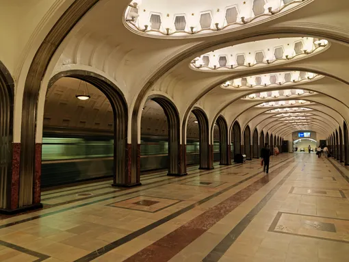 Колонны станции «Маяковская» украшены родонитом