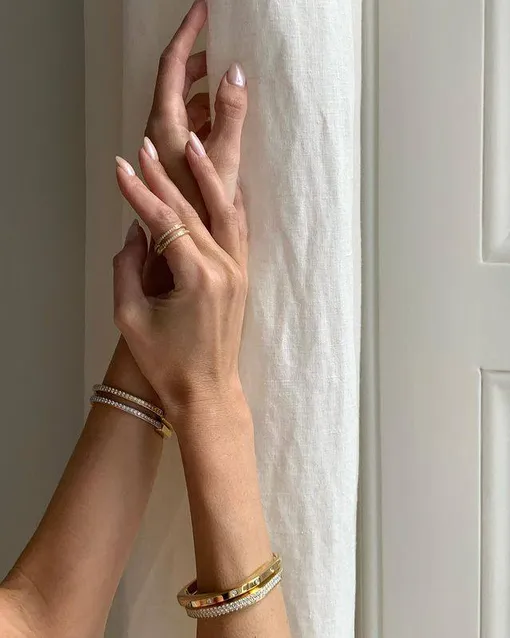 Украшения (возможно, в виде змеи) — вариант подарка женщине на новый 2025 год что подарить женщине на новый год 2025