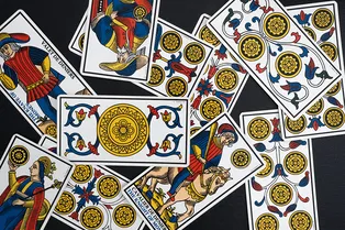 Гид по младшим арканам Таро: что значит каждая карта масти Пентаклей