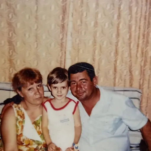Ирина Игнатенко с родителями в детстве
