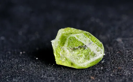 Хризолит стоит хранить отдельно от других изделий во избежание его деформации. Хризолит стоит хранить отдельно от других изделий во избежание его деформации.