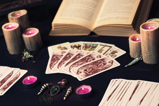 Прислушайтесь к совету карты Таро Четверка Кубков Прислушайтесь к совету карты Таро Четверка Кубков