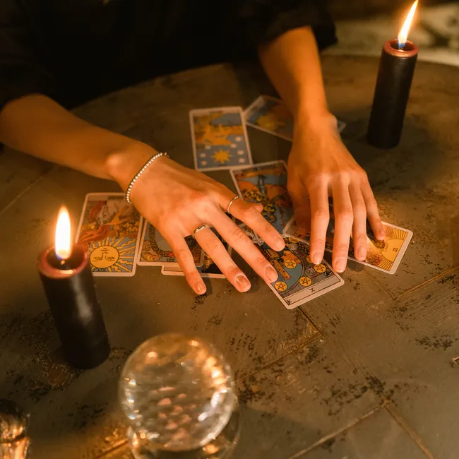 Экстрасенс и психолог о том, почему люди начинают интересоваться эзотерикой: магия кажется понятнее психологии