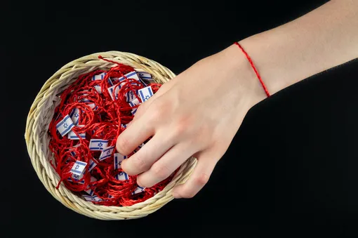 Многие верят, что красная нить может исполнить желание Многие верят, что красная нить может исполнить желание