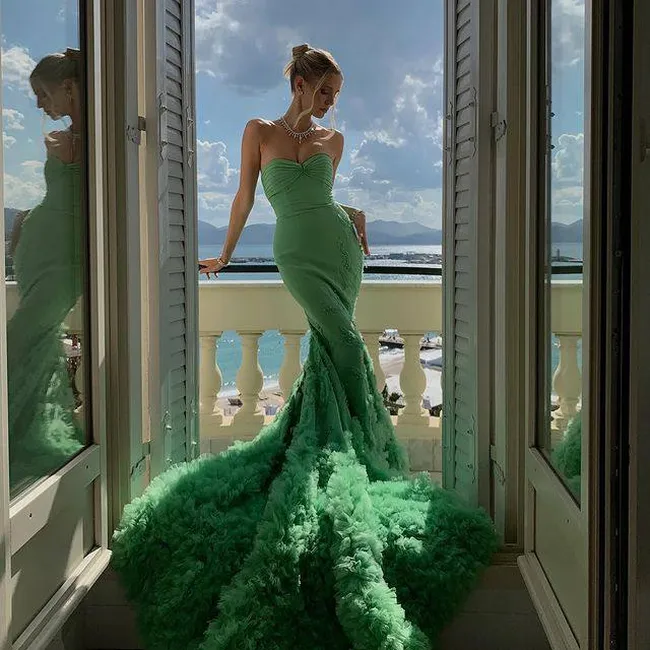 Как встречать 2025-й — год Зеленой деревянной змеи: что надеть, чем украсить дом и какие блюда поставить на стол