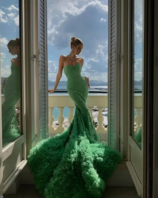 Наряд какого цвета выбрать для встречи 2025 года — года Змеи? Отдайте предпочтение оттенкам изумрудно-зеленого В чем встречать год змеи 2025